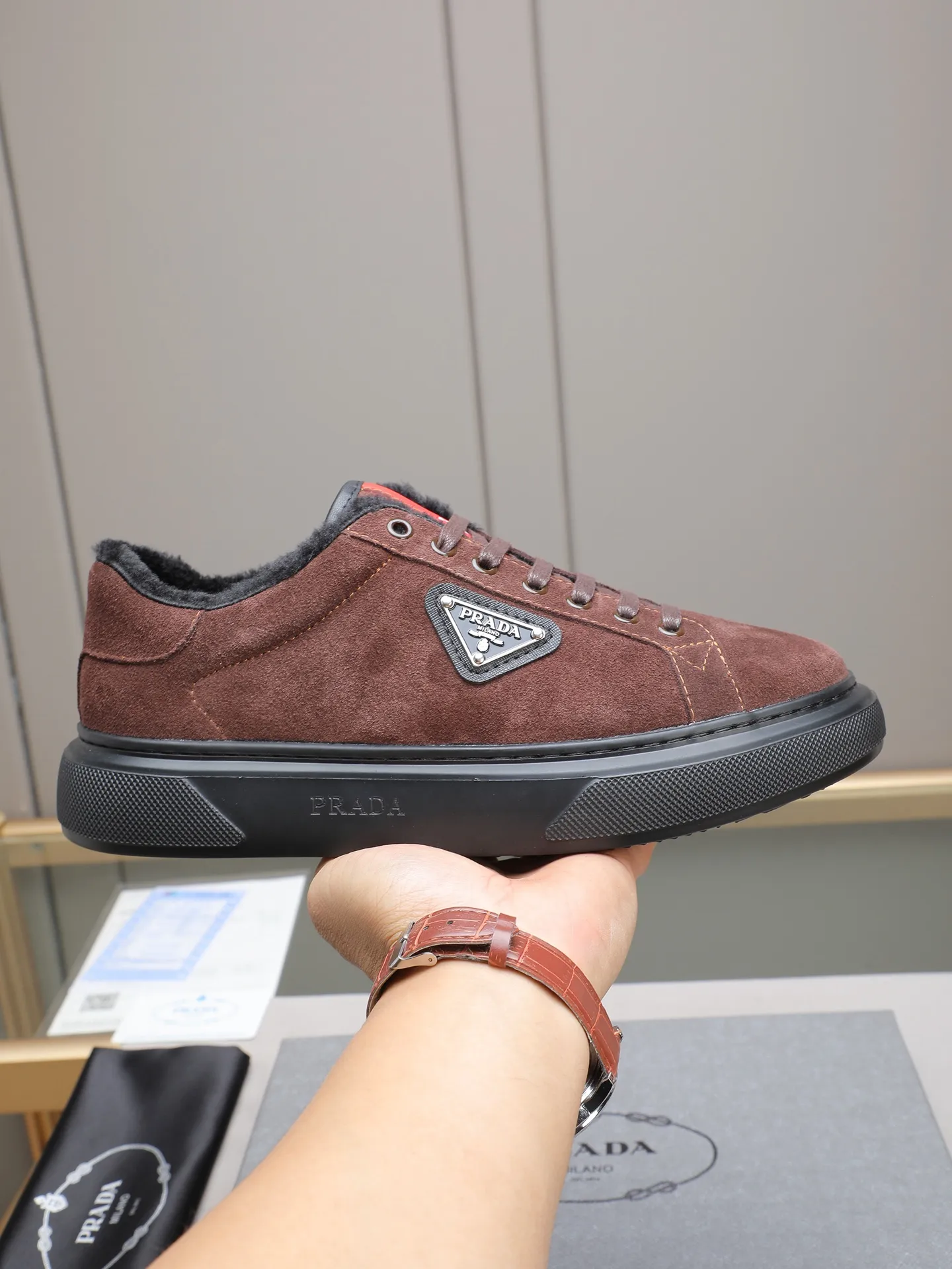 PP440 Prada/Prada men's new casual shoes, this upper is made of imported calfskin + velvet lining! The outside is decorated with the P family's classic metal triangle enamel logo, and the outsole is made of non-slip sports foam ultra-light outsole, which feels good on the feet and is a fashionable and fashionable item! Four colors to choose from!  Size: 38-44 (45 customized)